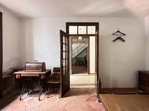 Moradia tradicional T2 com pátio e terraço no coração de São Brás de Alportel