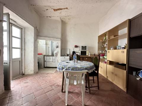 Moradia tradicional T2 com pátio e terraço no coração de São Brás de Alportel