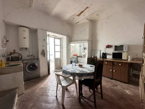 Moradia tradicional T2 com pátio e terraço no coração de São Brás de Alportel