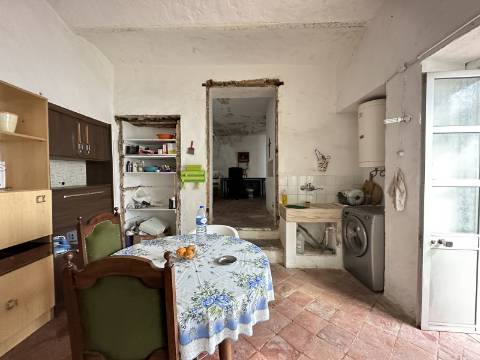 Moradia tradicional T2 com pátio e terraço no coração de São Brás de Alportel