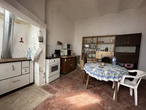 Moradia tradicional T2 com pátio e terraço no coração de São Brás de Alportel