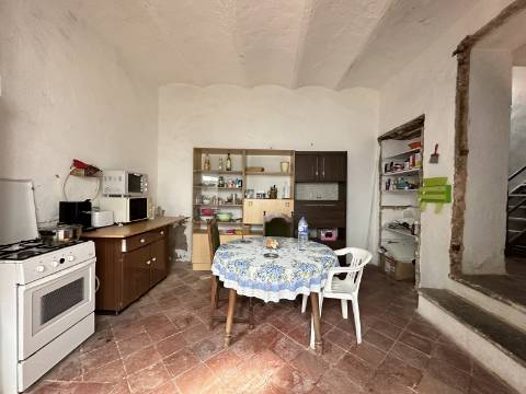 Moradia tradicional T2 com pátio e terraço no coração de São Brás de Alportel