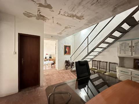 Moradia tradicional T2 com pátio e terraço no coração de São Brás de Alportel