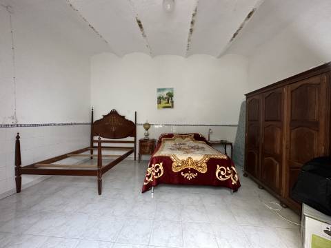 Moradia tradicional T2 com pátio e terraço no coração de São Brás de Alportel