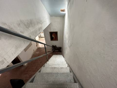 Moradia tradicional T2 com pátio e terraço no coração de São Brás de Alportel