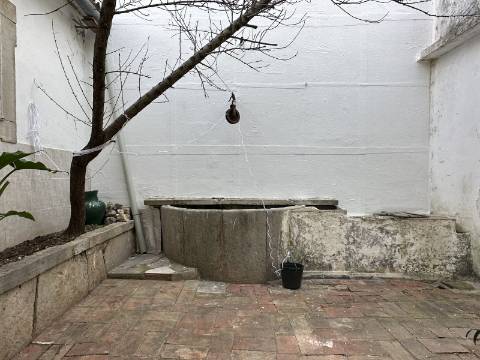 Moradia tradicional T2 com pátio e terraço no coração de São Brás de Alportel