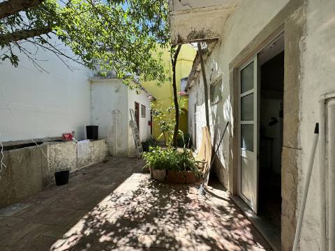 Moradia tradicional T2 com pátio e terraço no coração de São Brás de Alportel