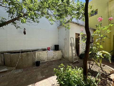 Moradia tradicional T2 com pátio e terraço no coração de São Brás de Alportel