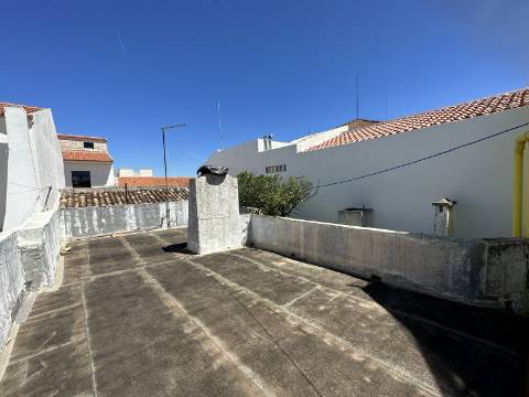 Moradia tradicional T2 com pátio e terraço no coração de São Brás de Alportel