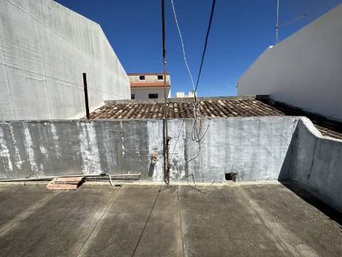 Moradia tradicional T2 com pátio e terraço no coração de São Brás de Alportel