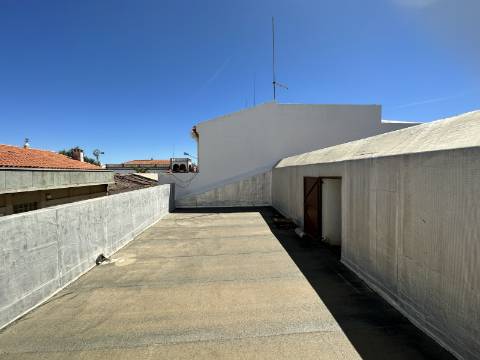 Moradia tradicional T2 com pátio e terraço no coração de São Brás de Alportel