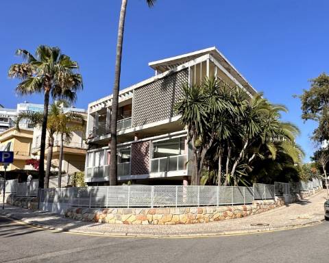 Apartamento I Casa Gago I Arquitetura modernista I T4 I Garagem I Faro