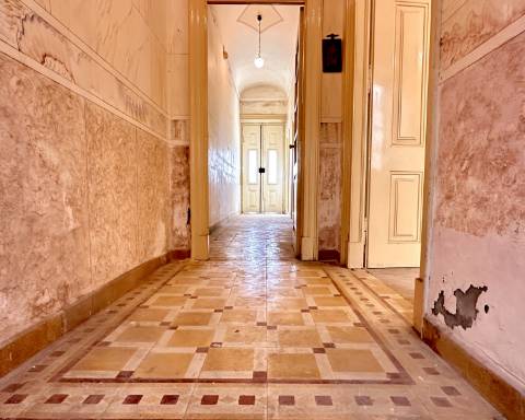 Maravilhoso edifício I Para renovar I T 4 I Centro histórico de Olhão.