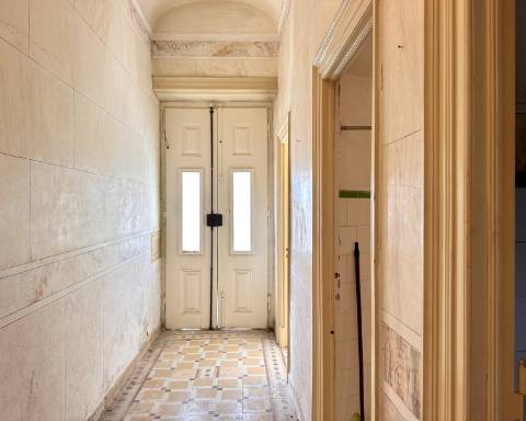 Maravilhoso edifício I Para renovar I T 4 I Centro histórico de Olhão.