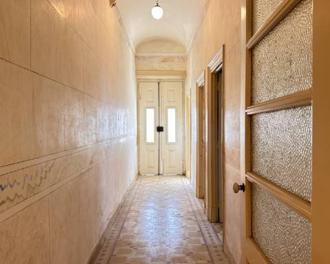 Maravilhoso edifício I Para renovar I T 4 I Centro histórico de Olhão.