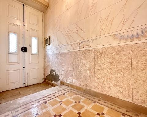 Maravilhoso edifício I Para renovar I T 4 I Centro histórico de Olhão.