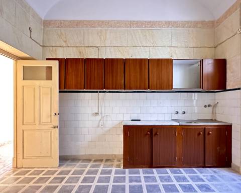 Maravilhoso edifício I Para renovar I T 4 I Centro histórico de Olhão.