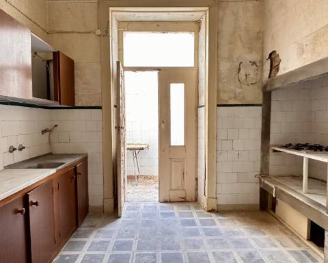 Maravilhoso edifício I Para renovar I T 4 I Centro histórico de Olhão.