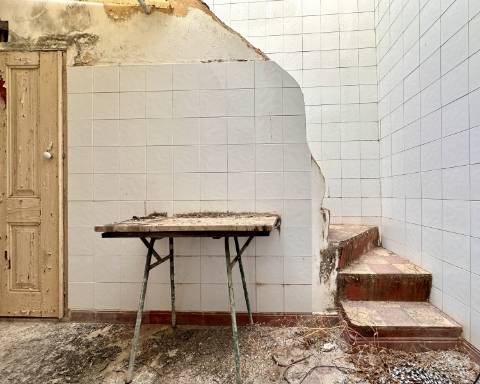 Maravilhoso edifício I Para renovar I T 4 I Centro histórico de Olhão.