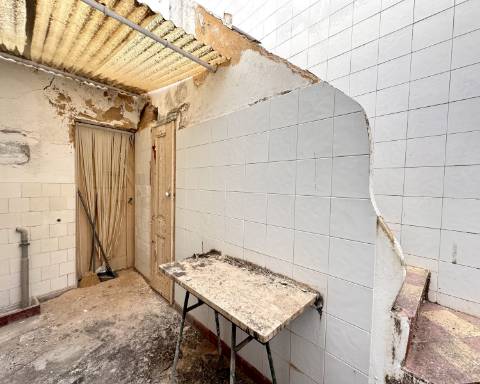 Maravilhoso edifício I Para renovar I T 4 I Centro histórico de Olhão.