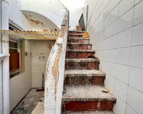 Maravilhoso edifício I Para renovar I T 4 I Centro histórico de Olhão.