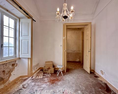 Maravilhoso edifício I Para renovar I T 4 I Centro histórico de Olhão.