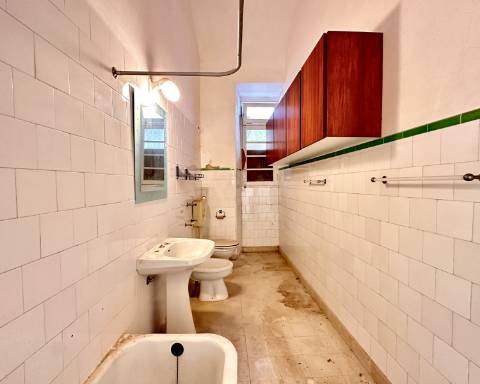 Maravilhoso edifício I Para renovar I T 4 I Centro histórico de Olhão.