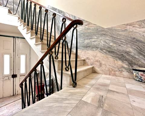 Maravilhoso edifício I Para renovar I T 4 I Centro histórico de Olhão.