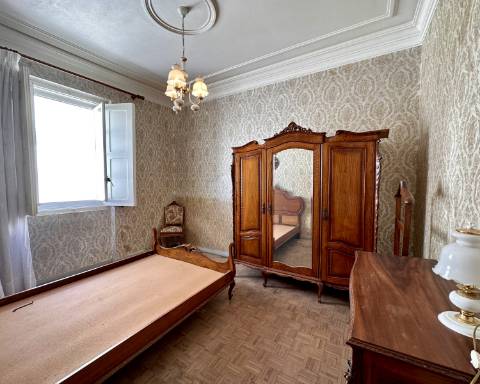 Maravilhoso edifício I Para renovar I T 4 I Centro histórico de Olhão.