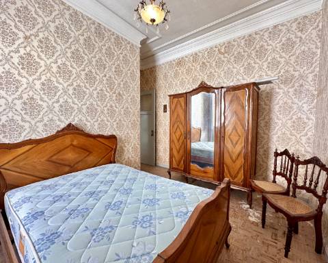 Maravilhoso edifício I Para renovar I T 4 I Centro histórico de Olhão.