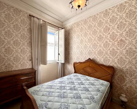 Maravilhoso edifício I Para renovar I T 4 I Centro histórico de Olhão.