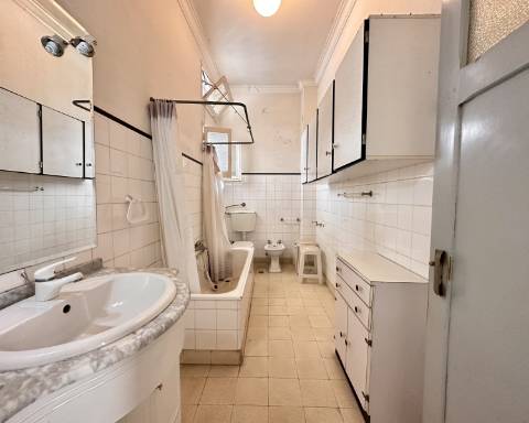 Maravilhoso edifício I Para renovar I T 4 I Centro histórico de Olhão.