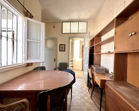 Maravilhoso edifício I Para renovar I T 4 I Centro histórico de Olhão.