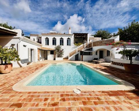 Maravilhosa moradia de 5 quartos com incríveis vistas ininterruptas sobre o mar situada perto da cidade de Santa Bárbara de Nexe