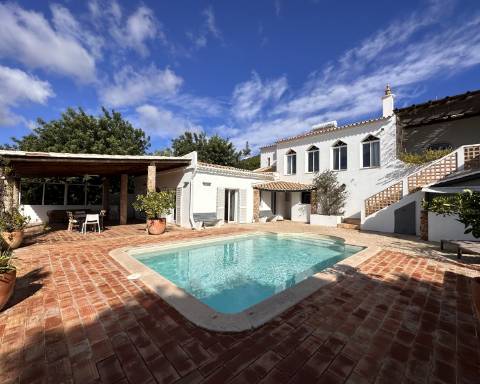 Maravilhosa moradia de 5 quartos com incríveis vistas ininterruptas sobre o mar situada perto da cidade de Santa Bárbara de Nexe