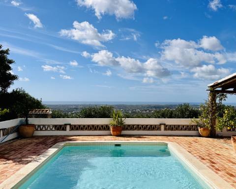 Maravilhosa moradia de 5 quartos com incríveis vistas ininterruptas sobre o mar situada perto da cidade de Santa Bárbara de Nexe