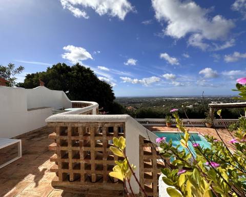Maravilhosa moradia de 5 quartos com incríveis vistas ininterruptas sobre o mar situada perto da cidade de Santa Bárbara de Nexe