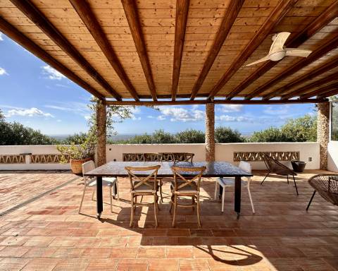 Maravilhosa moradia de 5 quartos com incríveis vistas ininterruptas sobre o mar situada perto da cidade de Santa Bárbara de Nexe