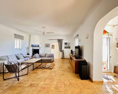 Maravilhosa moradia de 5 quartos com incríveis vistas ininterruptas sobre o mar situada perto da cidade de Santa Bárbara de Nexe