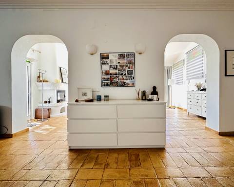 Maravilhosa moradia de 5 quartos com incríveis vistas ininterruptas sobre o mar situada perto da cidade de Santa Bárbara de Nexe