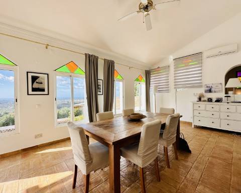 Maravilhosa moradia de 5 quartos com incríveis vistas ininterruptas sobre o mar situada perto da cidade de Santa Bárbara de Nexe