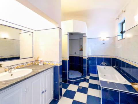 Maravilhosa moradia de 5 quartos com incríveis vistas ininterruptas sobre o mar situada perto da cidade de Santa Bárbara de Nexe