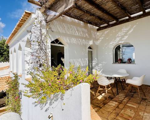 Maravilhosa moradia de 5 quartos com incríveis vistas ininterruptas sobre o mar situada perto da cidade de Santa Bárbara de Nexe