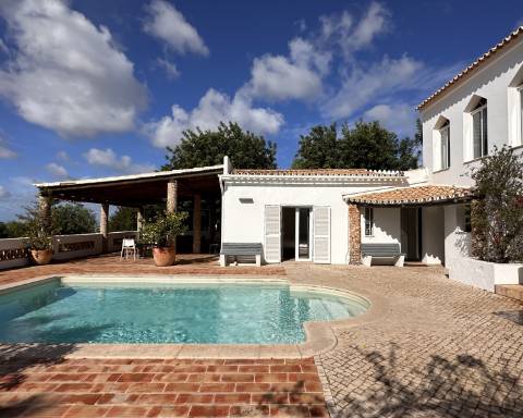 Maravilhosa moradia de 5 quartos com incríveis vistas ininterruptas sobre o mar situada perto da cidade de Santa Bárbara de Nexe