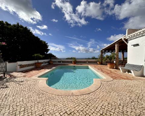 Maravilhosa moradia de 5 quartos com incríveis vistas ininterruptas sobre o mar situada perto da cidade de Santa Bárbara de Nexe