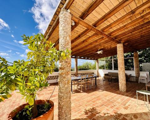 Maravilhosa moradia de 5 quartos com incríveis vistas ininterruptas sobre o mar situada perto da cidade de Santa Bárbara de Nexe