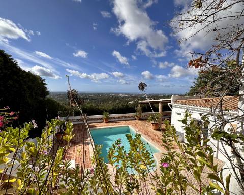 Maravilhosa moradia de 5 quartos com incríveis vistas ininterruptas sobre o mar situada perto da cidade de Santa Bárbara de Nexe