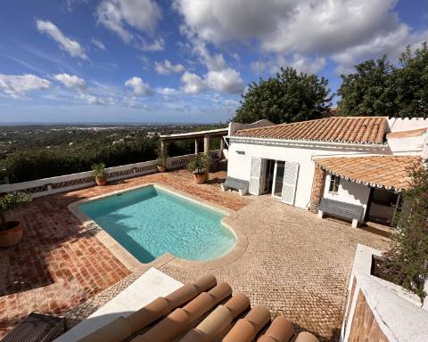Maravilhosa moradia de 5 quartos com incríveis vistas ininterruptas sobre o mar situada perto da cidade de Santa Bárbara de Nexe