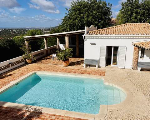 Maravilhosa moradia de 5 quartos com incríveis vistas ininterruptas sobre o mar situada perto da cidade de Santa Bárbara de Nexe