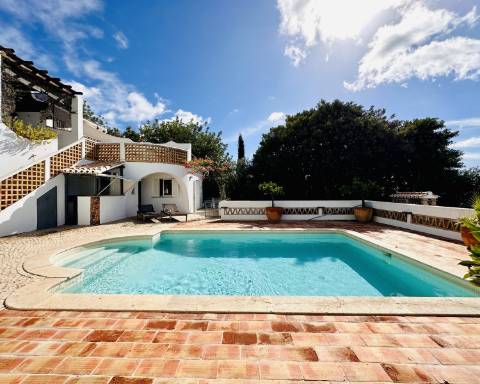 Maravilhosa moradia de 5 quartos com incríveis vistas ininterruptas sobre o mar situada perto da cidade de Santa Bárbara de Nexe